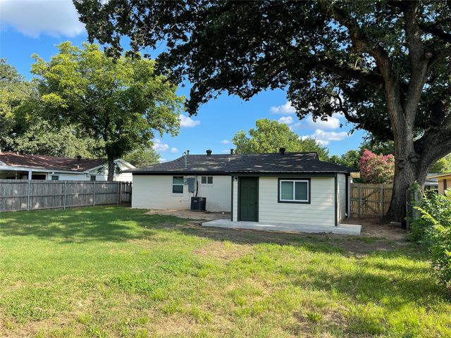 305 Jenny Kay Lane, Irving, TX 75060
