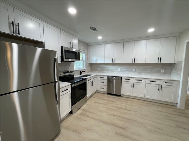 305 Jenny Kay Lane, Irving, TX 75060