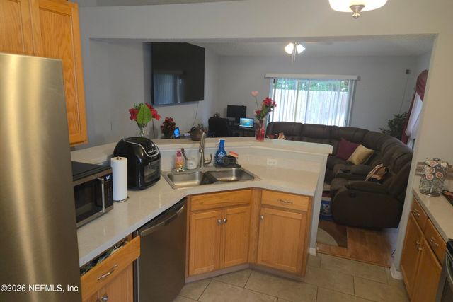 1663 E JAYHAWK Lane E, Jacksonville, FL 32221