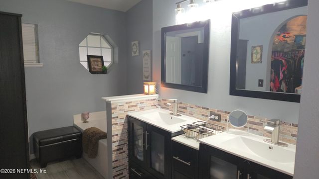 1663 E JAYHAWK Lane E, Jacksonville, FL 32221