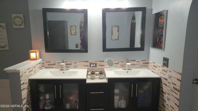 1663 E JAYHAWK Lane E, Jacksonville, FL 32221