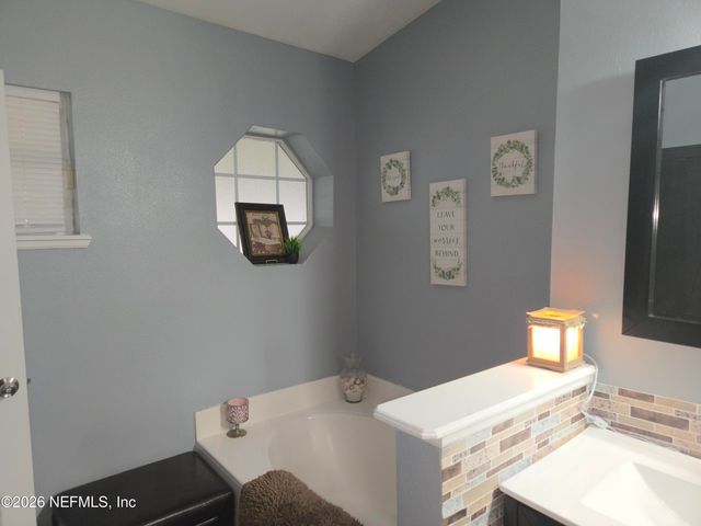 1663 E JAYHAWK Lane E, Jacksonville, FL 32221