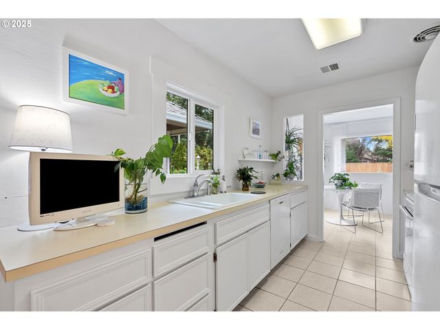 15390 Sw DAVIS Rd, Beaverton, OR 97007