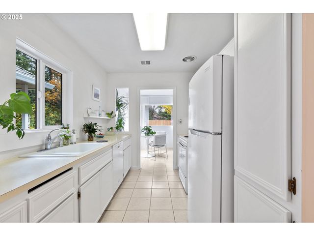 15390 Sw DAVIS Rd, Beaverton, OR 97007