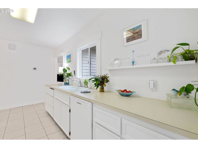 15390 Sw DAVIS Rd, Beaverton, OR 97007