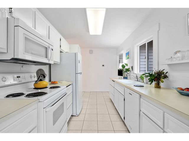 15390 Sw DAVIS Rd, Beaverton, OR 97007