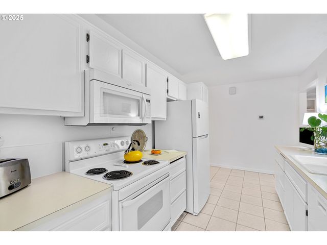 15390 Sw DAVIS Rd, Beaverton, OR 97007