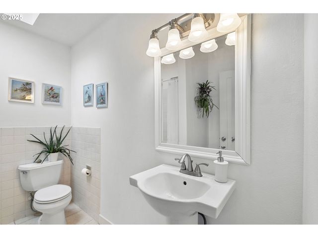 15390 Sw DAVIS Rd, Beaverton, OR 97007