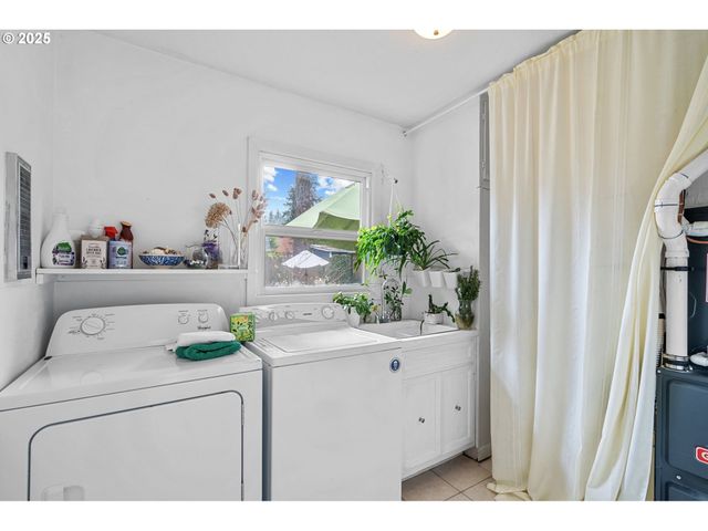 15390 Sw DAVIS Rd, Beaverton, OR 97007