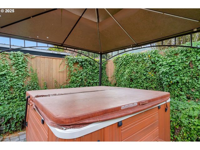 15390 Sw DAVIS Rd, Beaverton, OR 97007