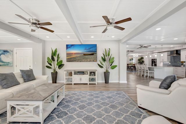 10355 Seagrape Way, Palm Beach Gardens, FL 33418