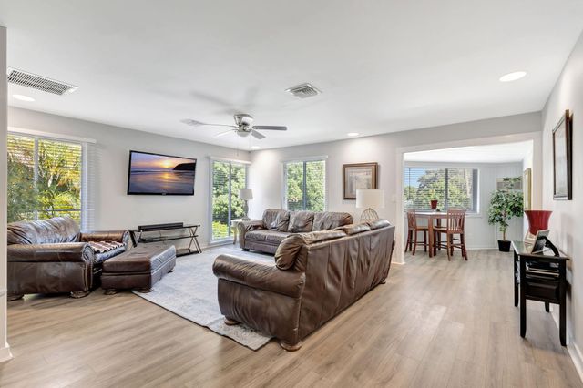 10355 Seagrape Way, Palm Beach Gardens, FL 33418