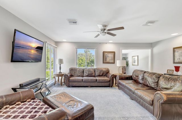 10355 Seagrape Way, Palm Beach Gardens, FL 33418