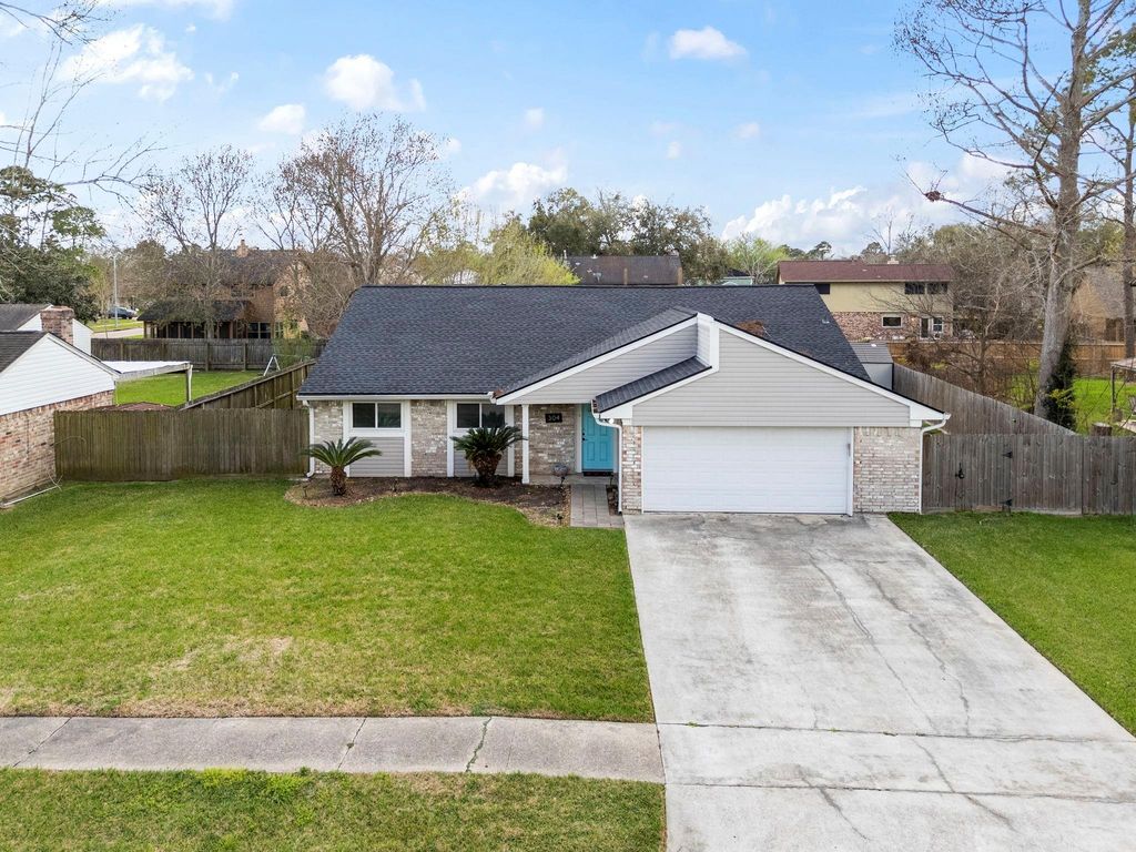304 Old Course Drive, Friendswood, TX 77546