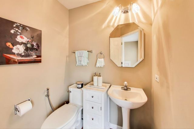 516 Citadel Circle, Westmont, IL 60559