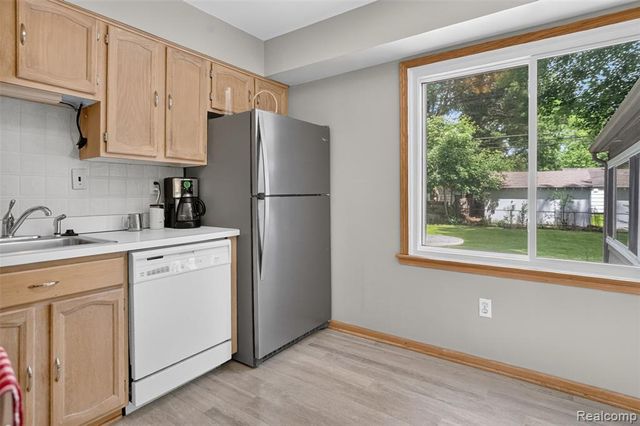 15690 Birwood Avenue, Beverly Hills, MI 48025
