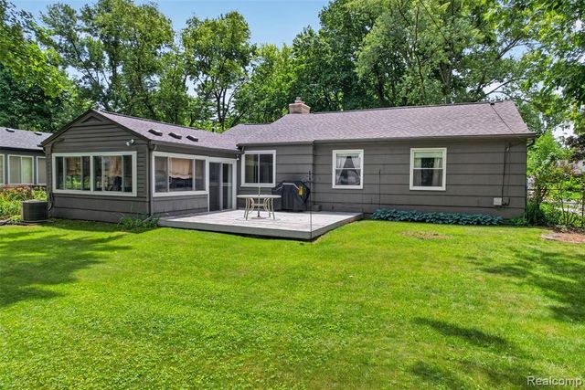 15690 Birwood Avenue, Beverly Hills, MI 48025