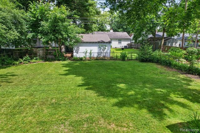 15690 Birwood Avenue, Beverly Hills, MI 48025