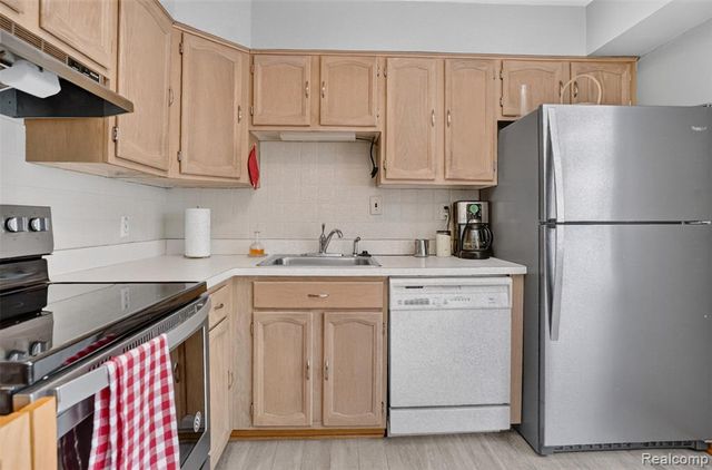 15690 Birwood Avenue, Beverly Hills, MI 48025