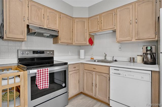 15690 Birwood Avenue, Beverly Hills, MI 48025