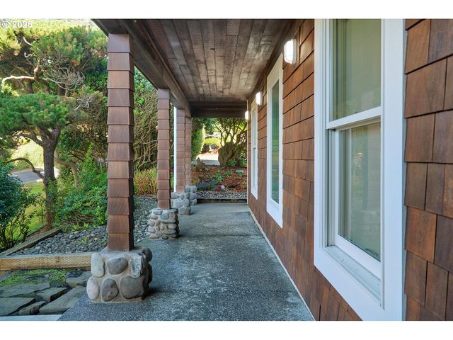 1880 PACIFIC St, Cannon Beach, OR 97110