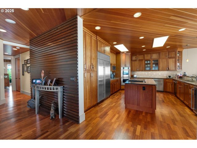 1880 PACIFIC St, Cannon Beach, OR 97110