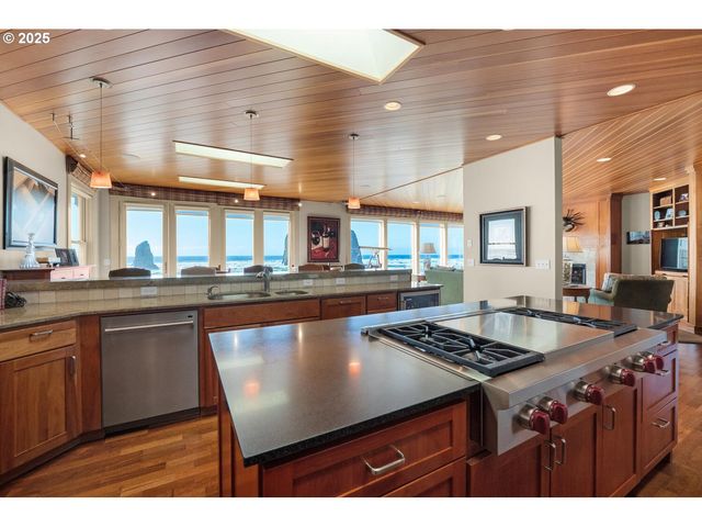 1880 PACIFIC St, Cannon Beach, OR 97110