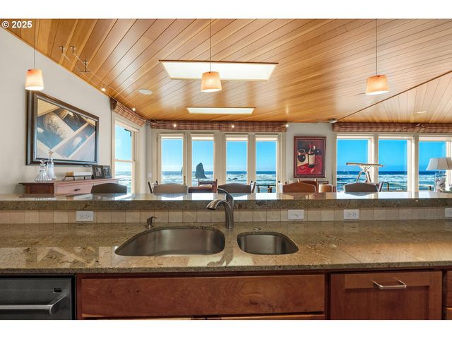 1880 PACIFIC St, Cannon Beach, OR 97110