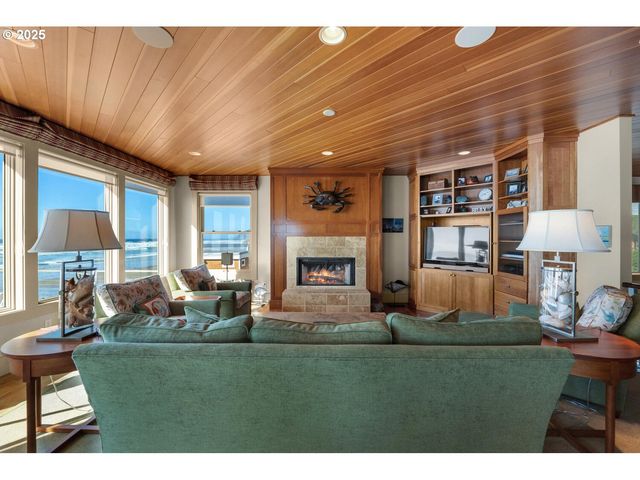 1880 PACIFIC St, Cannon Beach, OR 97110