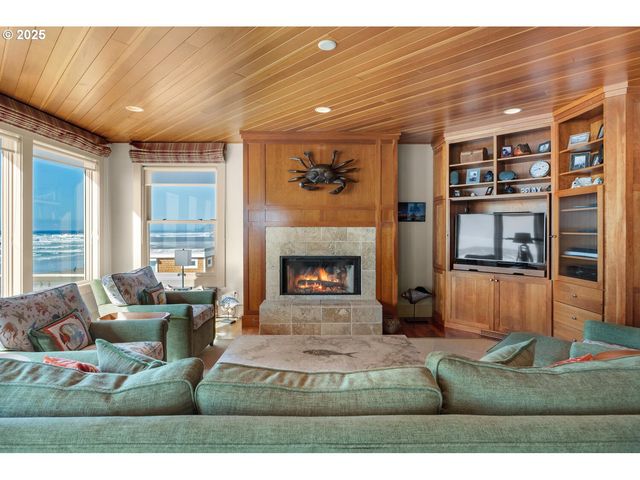 1880 PACIFIC St, Cannon Beach, OR 97110