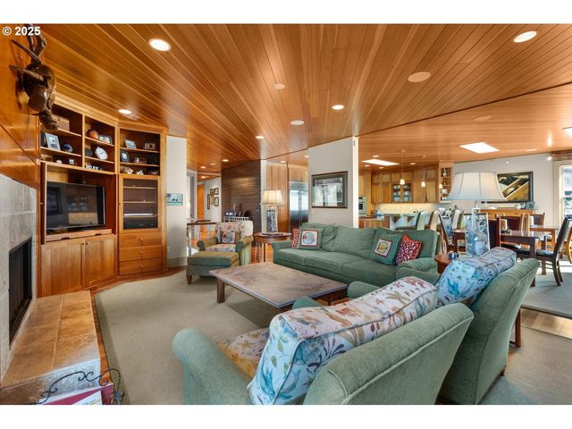 1880 PACIFIC St, Cannon Beach, OR 97110