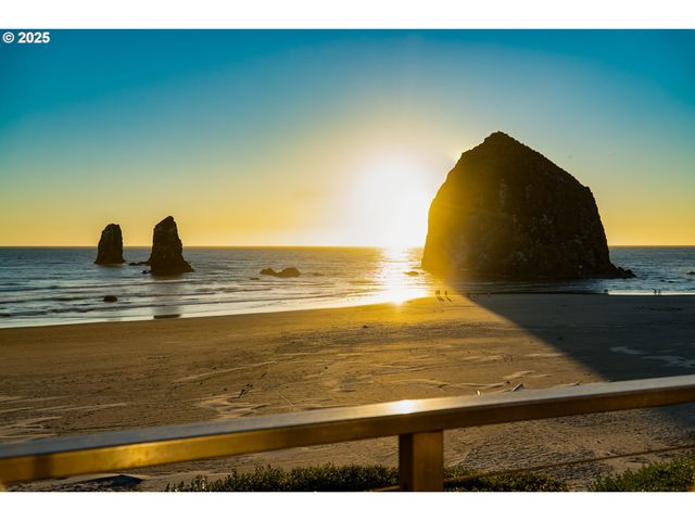 1880 PACIFIC St, Cannon Beach, OR 97110