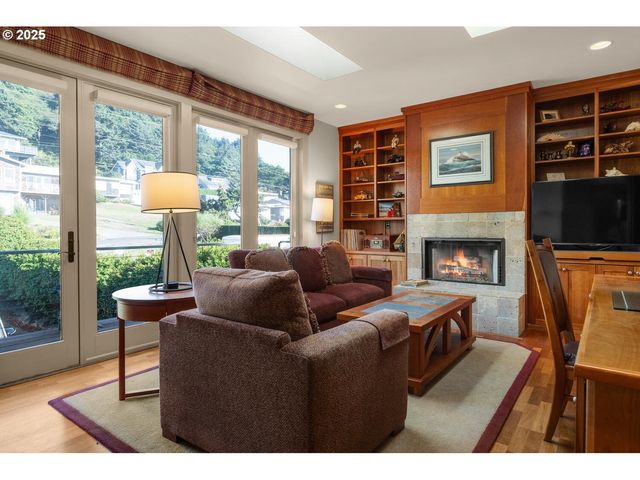 1880 PACIFIC St, Cannon Beach, OR 97110