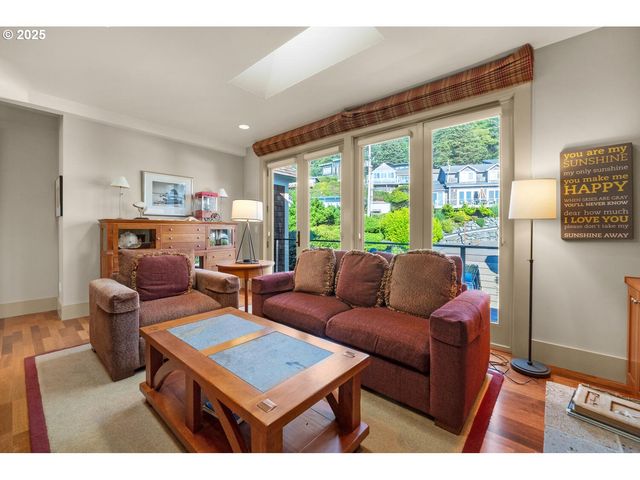 1880 PACIFIC St, Cannon Beach, OR 97110