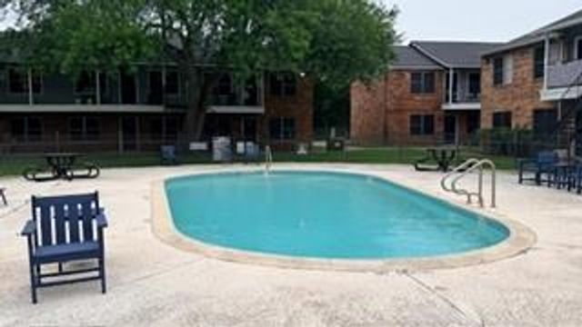 2101 Mustang Road, Alvin, TX 77511