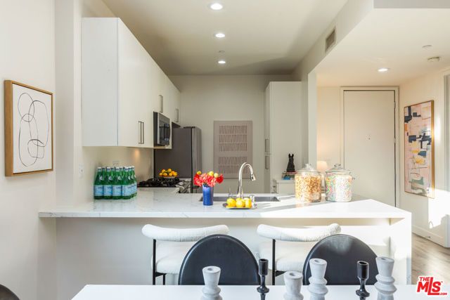 6001 Carlton Way 201, Los Angeles, CA 90028