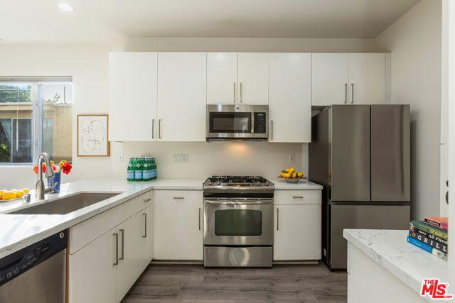 6001 Carlton Way 201, Los Angeles, CA 90028