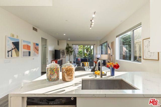 6001 Carlton Way 201, Los Angeles, CA 90028