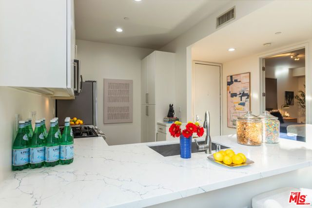 6001 Carlton Way 201, Los Angeles, CA 90028