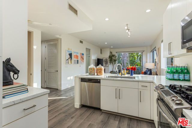 6001 Carlton Way 201, Los Angeles, CA 90028