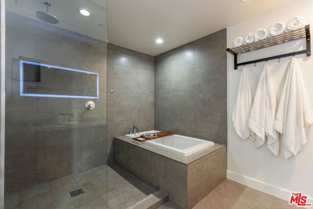 6001 Carlton Way 201, Los Angeles, CA 90028