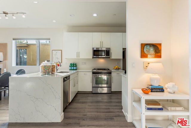 6001 Carlton Way 201, Los Angeles, CA 90028