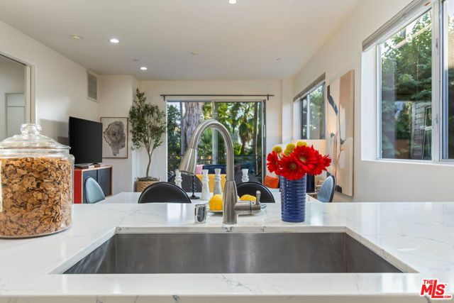 6001 Carlton Way 201, Los Angeles, CA 90028