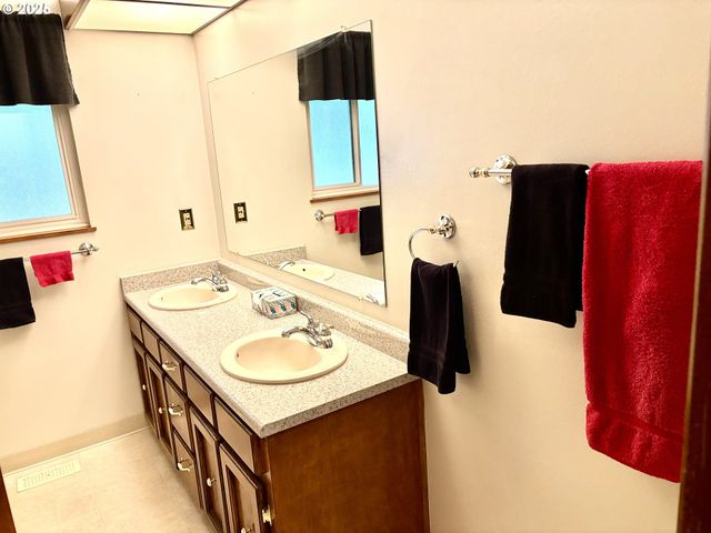 815 Nw BATTAGLIA Ave, Gresham, OR 97030