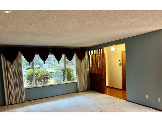 815 Nw BATTAGLIA Ave, Gresham, OR 97030