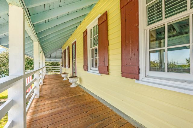 813 Nelson Avenue, Port Bolivar, TX 77650