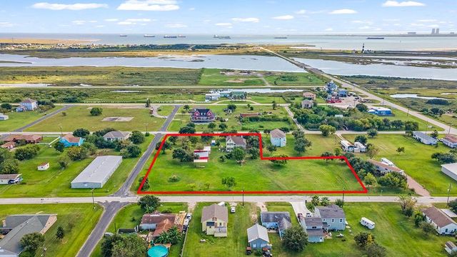 813 Nelson Avenue, Port Bolivar, TX 77650