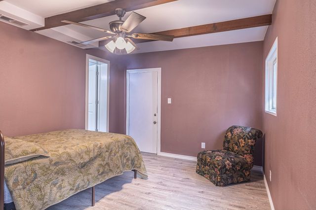 708 Schilder Drive, River Oaks, TX 76114