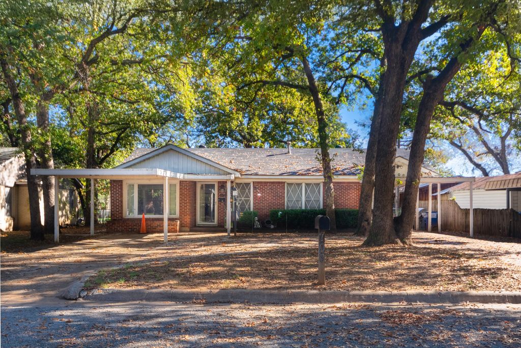 708 Schilder Drive, River Oaks, TX 76114