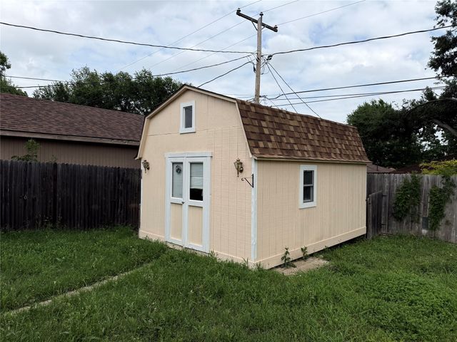 817 Lynne Lane, Burleson, TX 76028